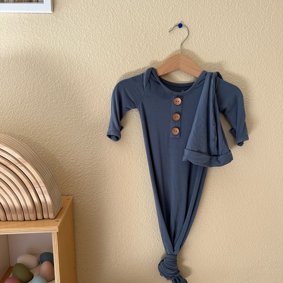Caden Lane Solid Dusty Blue Bamboo Baby Knot Gown and Hat Newborn 7-14lbs - Picture 2 of 5